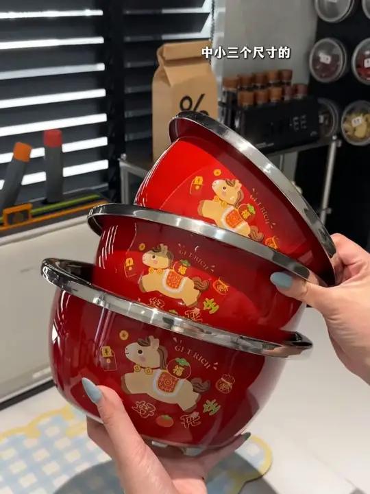加厚的不锈钢洗菜盆和面盆，中国红的颜色特别喜庆，过年赶紧给家里面安排上