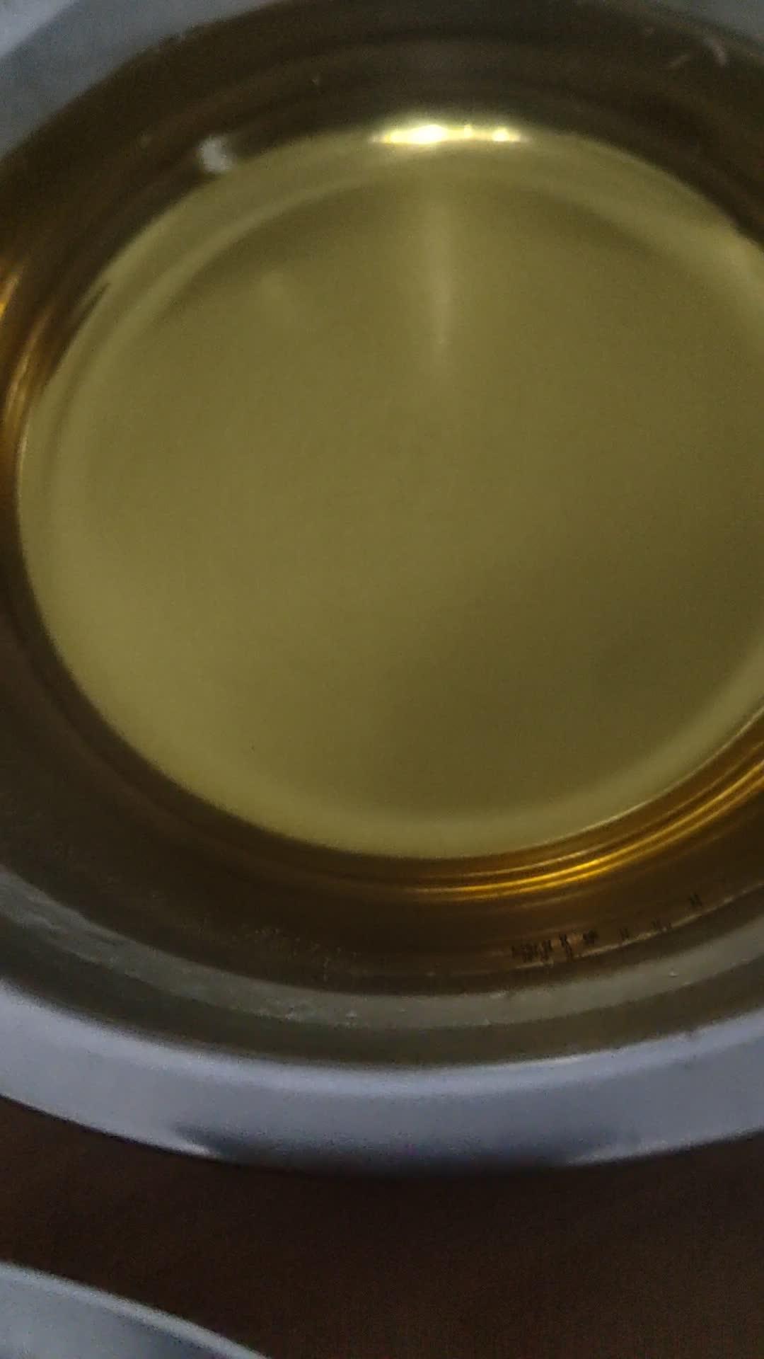 凉拌黄瓜配啤酒，和儿子喝个 一#秀出我的菜 #舌尖上的味道 #凉拌菜#来过来尝尝这个