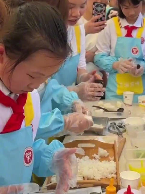 「小学生厨艺超群操场上摆地摊」近日,重庆一小学开展劳动教育实践活动,小学生们在操场上“摆地