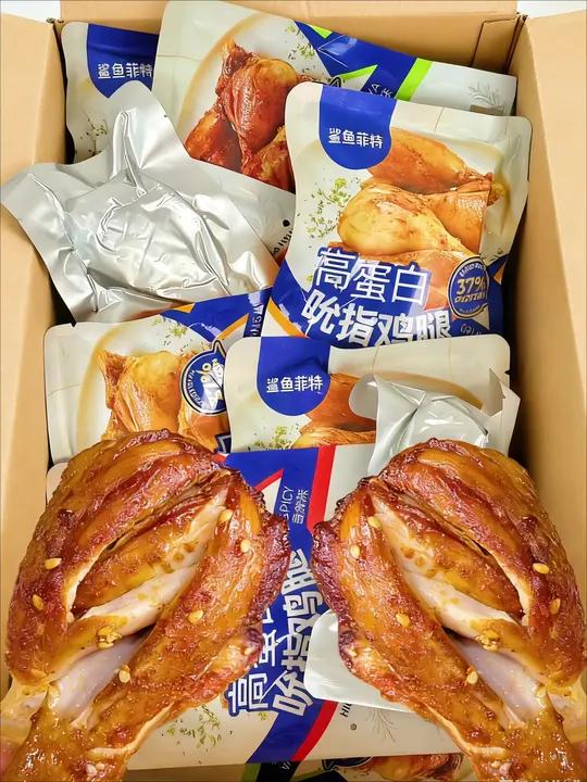开袋即食的鸡腿!还是去皮的!真的好好吃。救命!这个去皮鸡腿真的让我惊艳啊!肉质紧实,越嚼越