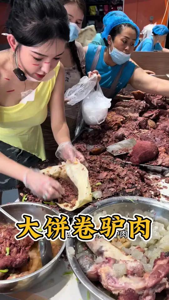 河北任丘大饼卷驴肉,每天现卤驴肉,特别香