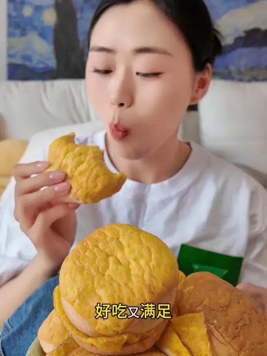 一口爆浆的三只松鼠蛋皮肉松汉堡面包!