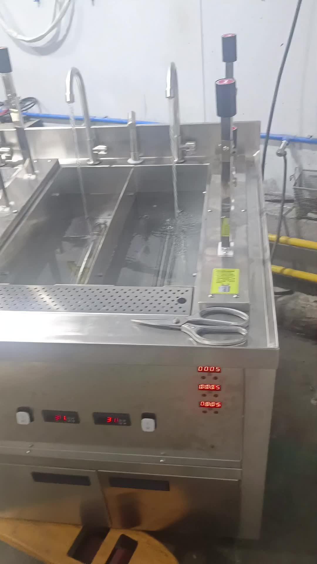 阿迪宝全自动升降9头电热煮面机9个升降可独立定时。三个水缸可独立控制,高峰期可开三个水缸,