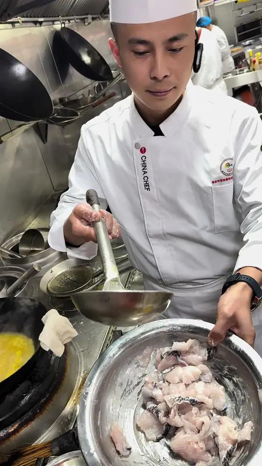 酸汤酱制作:熟南瓜2500克、劲霸酸辣汁700、海南黄灯笼椒酱2000克、白醋1200克、