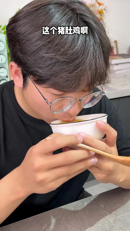 天冷了,快来喝一碗热乎的 猪肚鸡 汤吧!冬天要煲一锅猪肚鸡汤 为你煲汤 海底捞