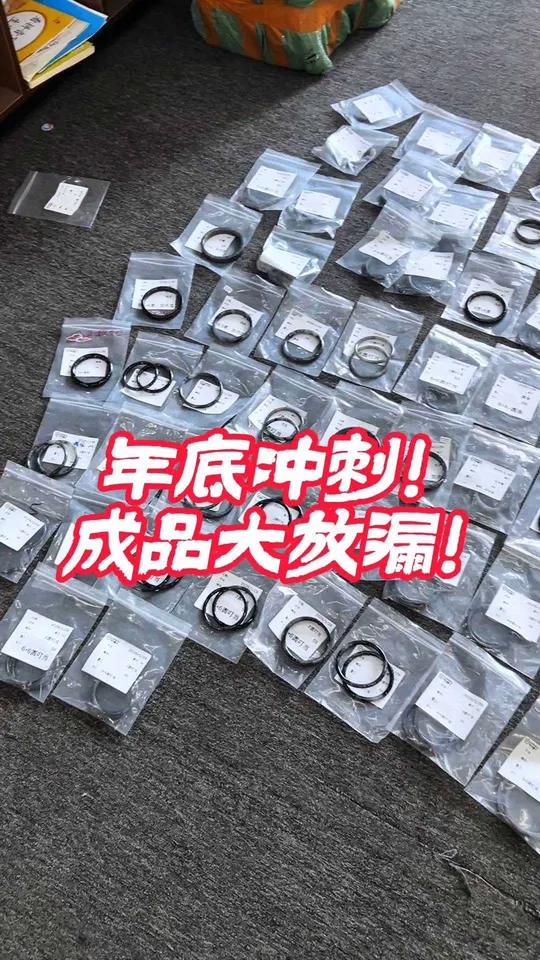 年底冲刺！成品大放漏 起了很多乌鸡翡翠成品样板，为你的新年礼物加速哦！黑属水，水聚财！黑白