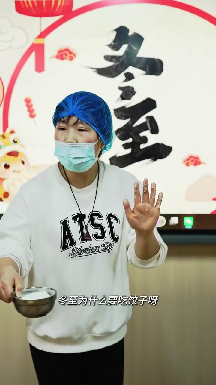 市第五幼儿园举办“小手做饺子欢乐迎冬至”主题活动