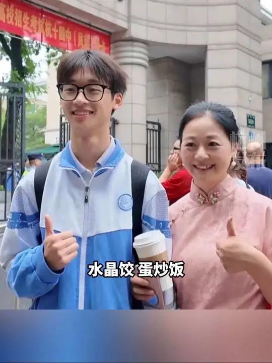 幸福溢于言表!杭州一高三小伙考试出来第一时间拥抱告白妈妈:感谢妈妈三年来给我做很好吃的早餐