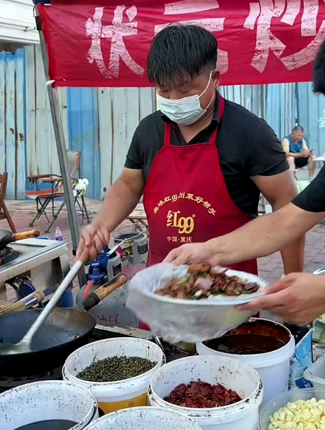 马路边的蛤蜊炒鸡，炒鸡55元，蛤蜊12元一份