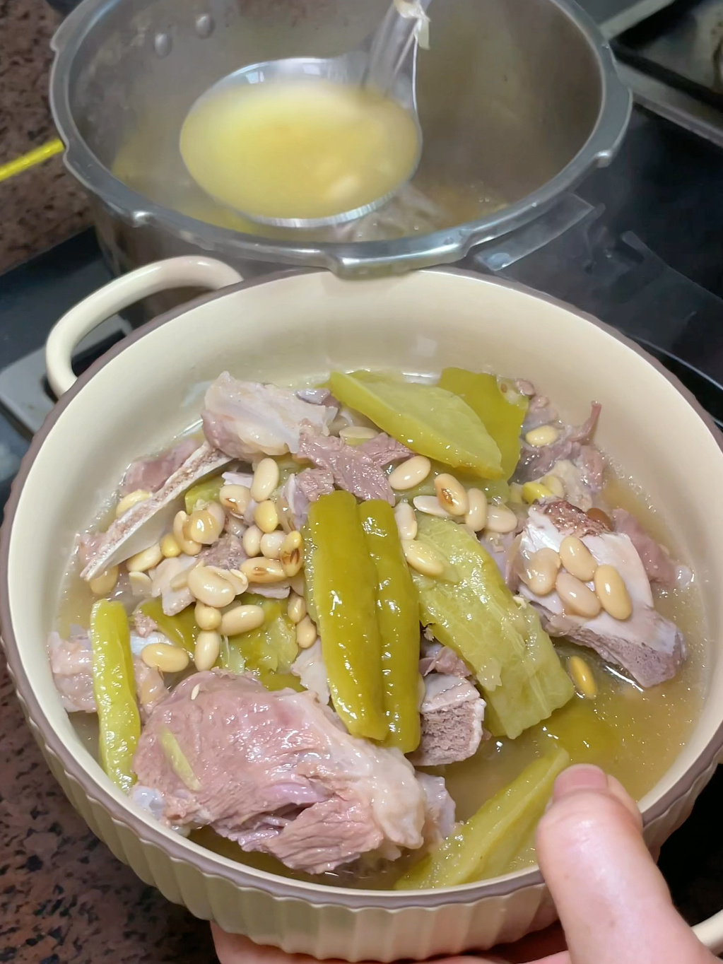 一到夏天婆婆就会做的苦瓜黄豆猪骨汤!