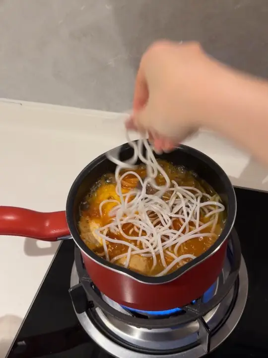 鲜香浓郁的酸菜牛肉米线！