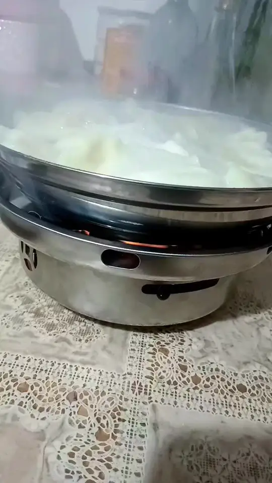 自己包的纯手工水饺，小火锅煮口感棒
