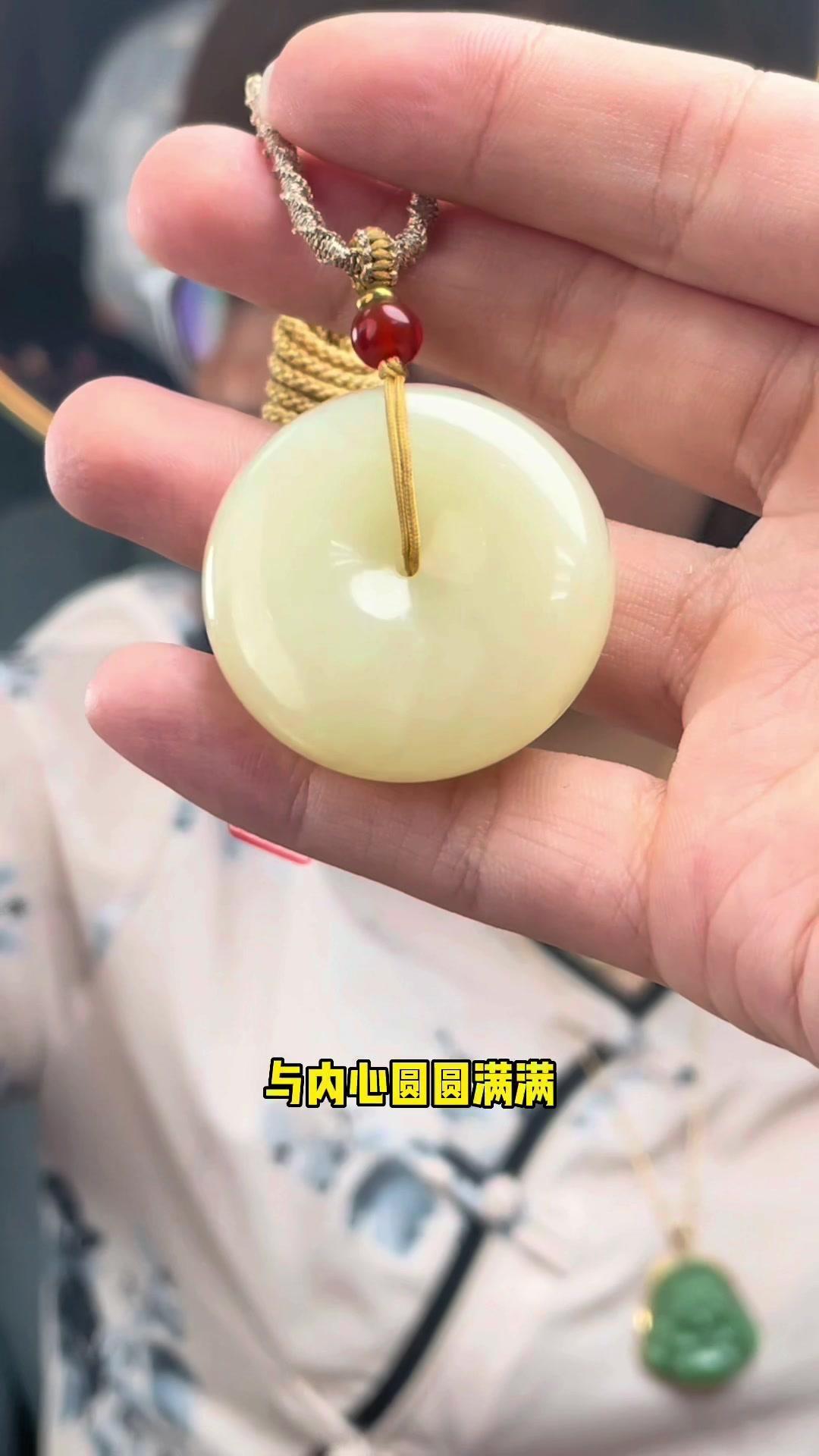 和田玉平安扣来喽,喜欢的快快戳进德巧直播间吧 珠宝玉石 珠宝首饰 和田玉 平安扣