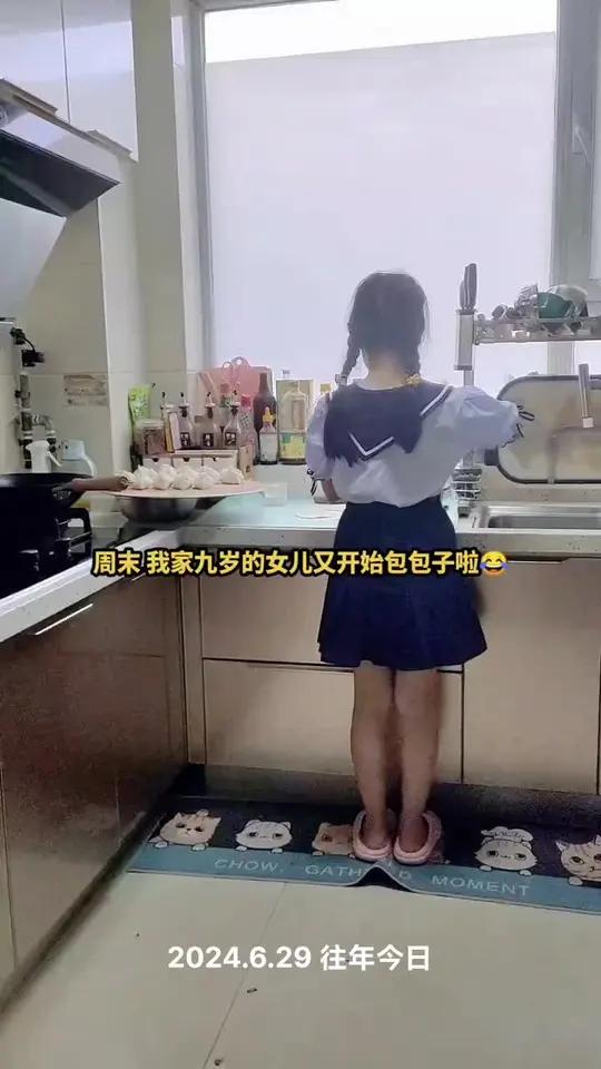 好后悔教她做饭啊一到周末就给我们包包子吃!想出去吃点垃圾食品都没有机会 自己动手丰衣足食从