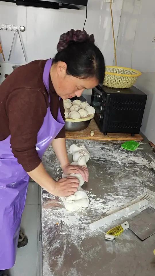 卷子 没时间揉馍馍了,切成段直接蒸了#馒头 #面食分享 #卷子