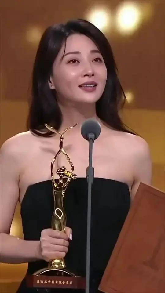 荣获金鹰奖最佳女主角,从鸡毛飞上天的骆玉珠到人世间的郑娟,他演技深受大家认可,真正的实至名