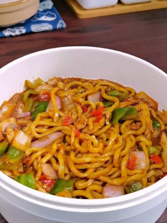 每天吃面不重样 巨香的剁椒鸡肉炒面