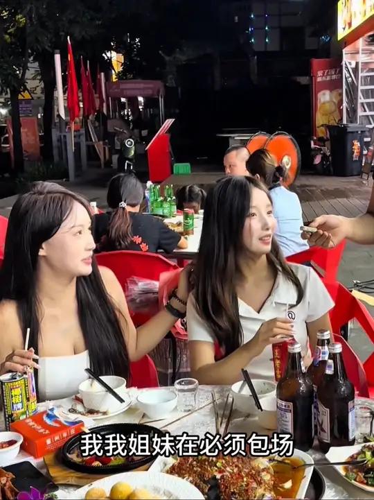 这俩美女大给我点舞?点100首都不是问题?结果……?菜公子菜公子街头艺人