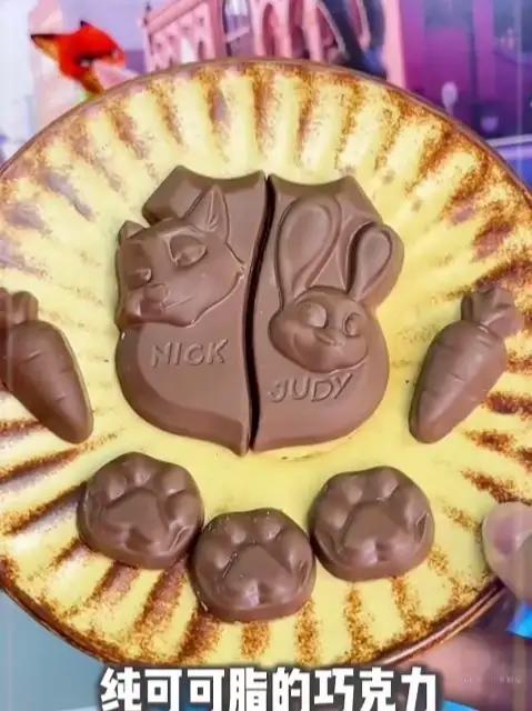 居然和疯狂动物城联名出了巧克力礼盒！这包装真的太可爱了！而且还有我超喜欢的角色徽章！关键还