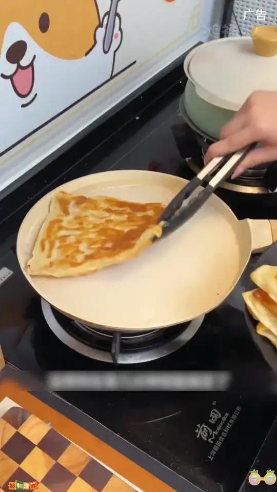 孩子上学的早餐不知道吃什么，就做这个鸡蛋灌饼吧，再也不用出去排队买了