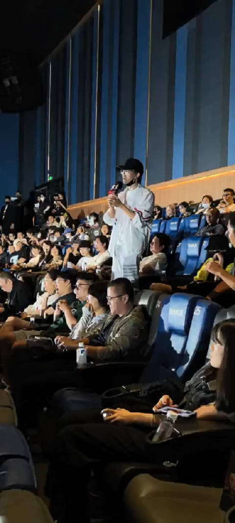 首映礼现场,导演张吃鱼惊喜现身,对王传君 的演技赞不绝口,称其演什么像什么。他更邀请王传君