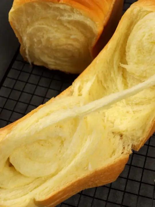 夏天小白最安全的吐司做法 冰牛奶115克  冷藏鸡蛋1个  白砂糖22克  鲜酵母9克或耐