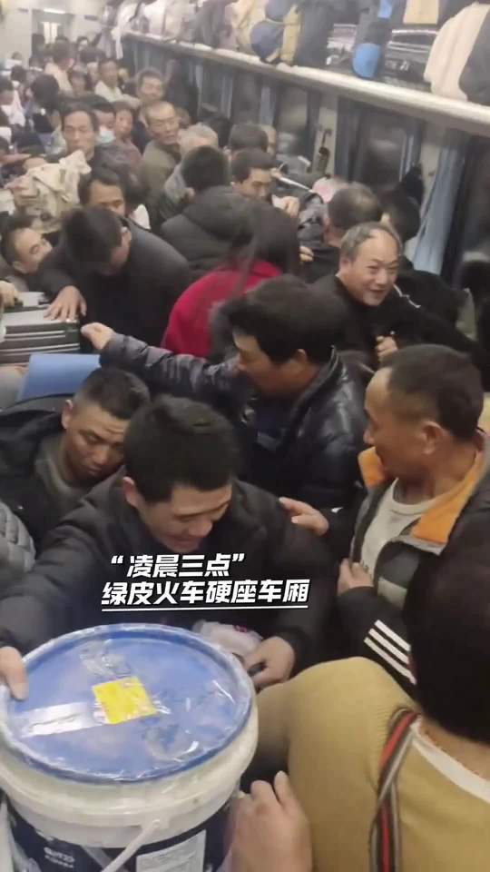 如今在高铁盛行的时代,是什么让我们如此执着,依旧选择了绿皮火车。你们出行是选择绿皮还是高铁