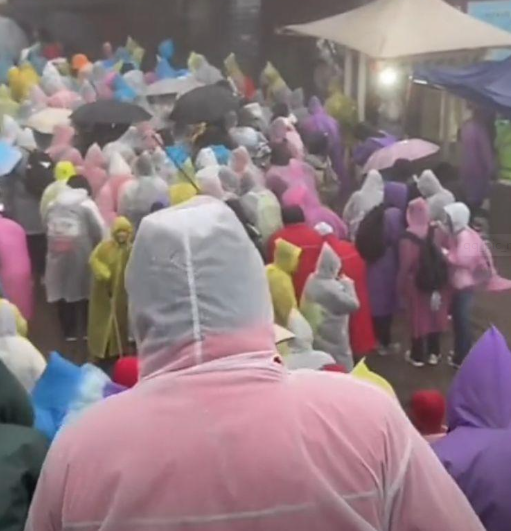 登山遇降雨大风厕所挤满人 泰山山顶宾馆提供99元坐席过夜