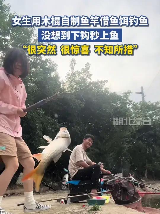 女生用木棍自制鱼竿借鱼饵钓鱼，没想到下钩秒上鱼