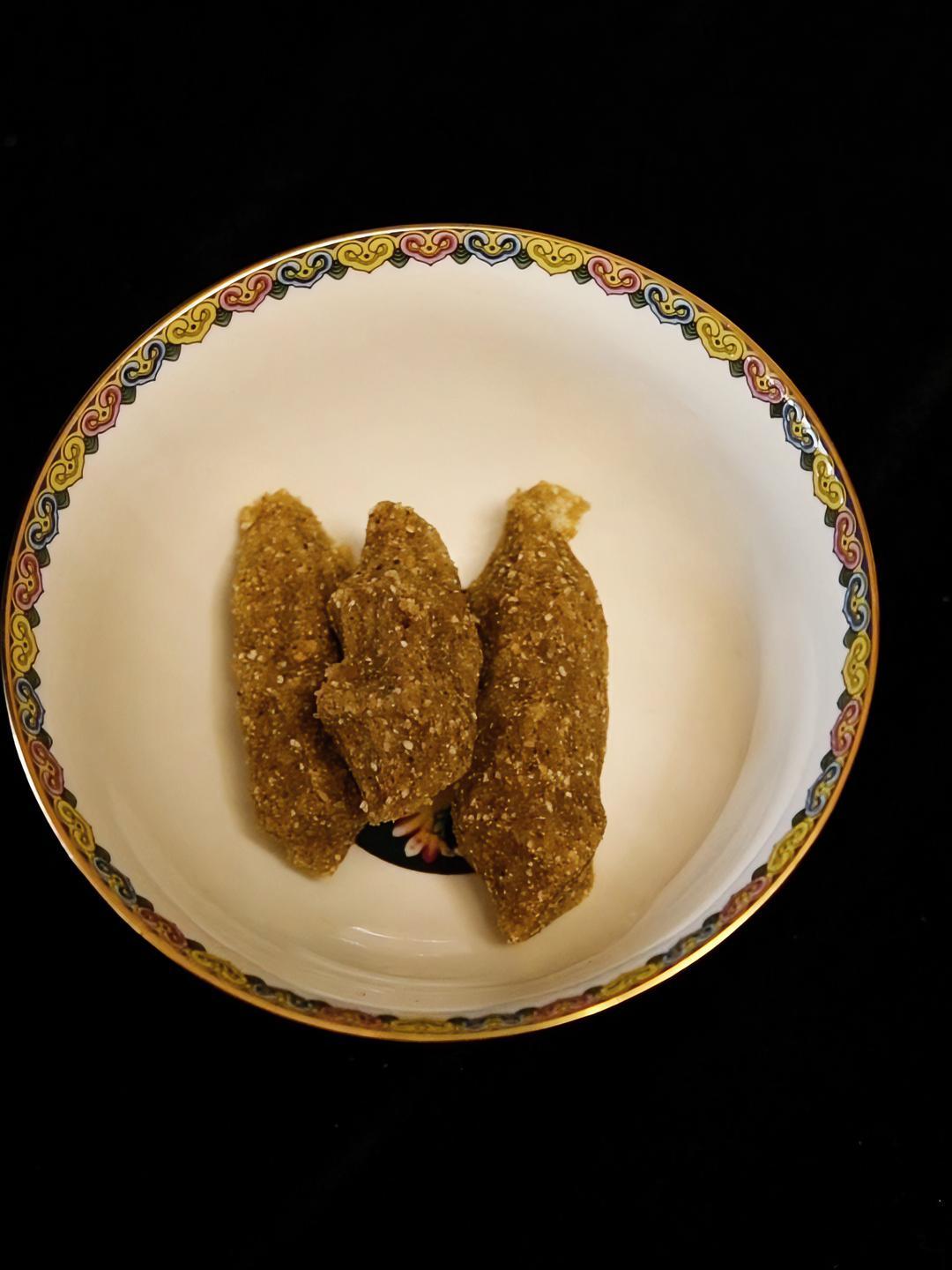 酥油糌粑 糌粑是藏族牧民传统主食之一,在藏语中“糌粑”是炒面的意思。在藏族同胞家作客,主人