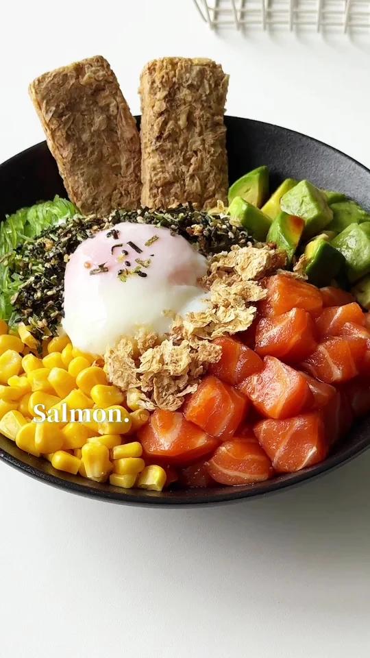 夏日轻食三文鱼牛油果全麦餐低脂低卡