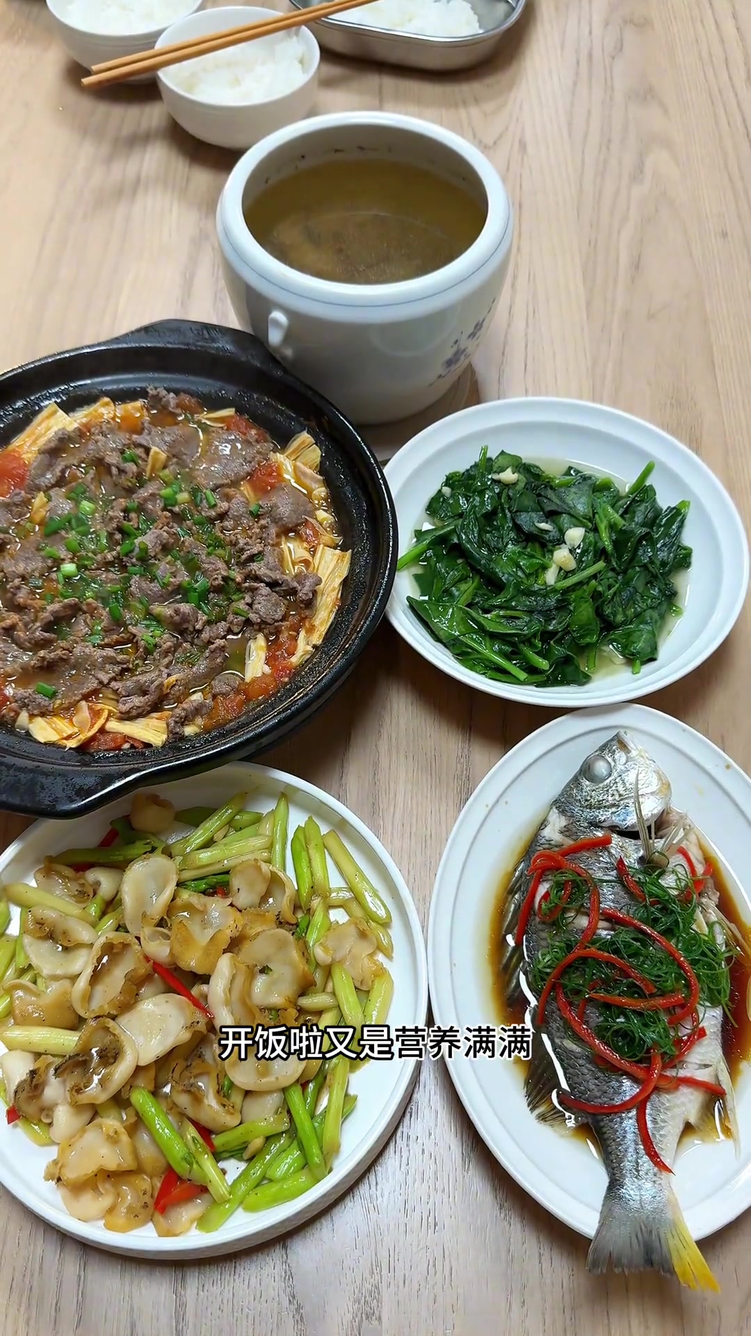 吃饭啦!福建闽南泉州一家四口的家常餐,平淡又热气腾腾