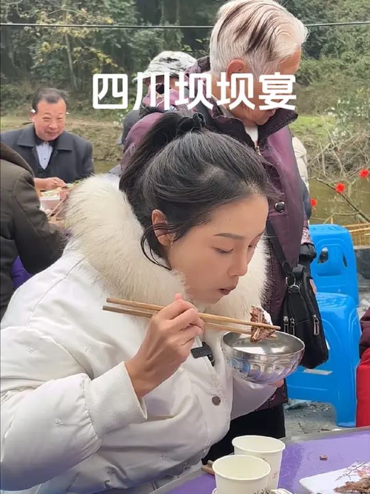 来看看我们四川坝坝宴都有哪些菜。四川农人的乡村生活