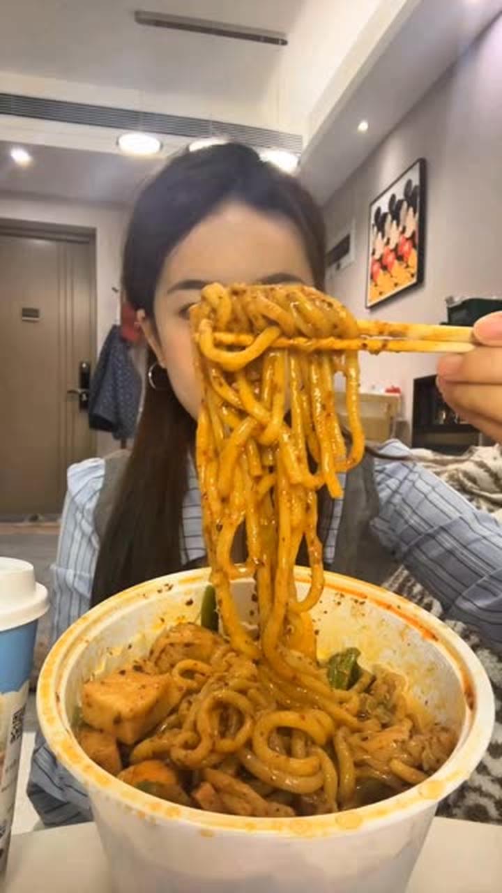 我是麻辣烫脑袋,一天两顿吃麻辣烫超香