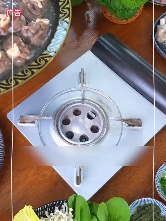 俗话说秋补羊肉冬补汤,天冷就得来一顿这又热又香的羊腿火锅,吃肉喝汤加涮菜,别提多舒坦了 天