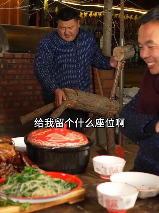 兄弟们都来帮忙了,炖个猪头鸿运当头,炒公鸡炖母鸡大吉大利