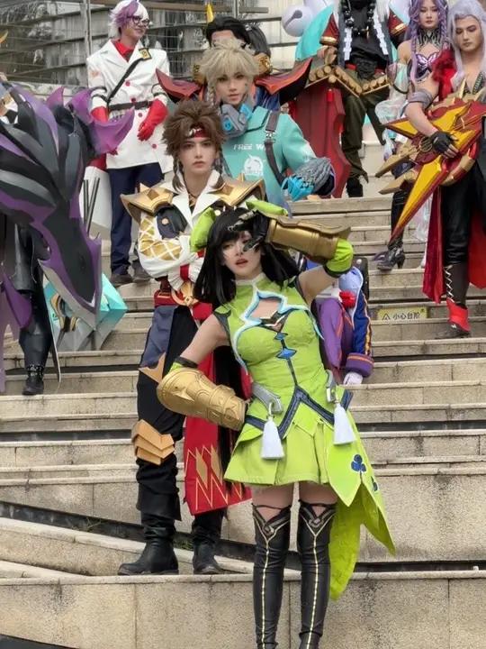 猫罐去给我炒两个菜