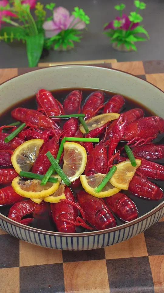 以后龙虾买回家不要总是红烧或者水煮了，做一个熟醉冰镇小龙虾做法简单又好吃