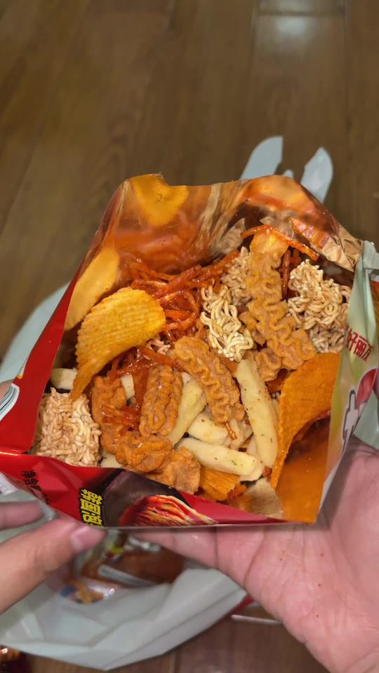 零食届的鸡柳大人 泡菜味薯片+黄油蜂蜜脆升升+八爪烧+掌心脆+辣条丝