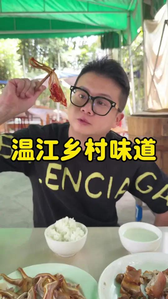 温江万春25年苍蝇馆子，乡村家常味道浓厚，特别是这道肝腰合炒，和很多店的比起来，他们的更为