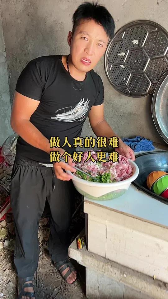  我老婆要吃饺子,我今天上街买了10斤肉,买了九斤皮子,给他多包一点放到冰箱里面,想吃了就