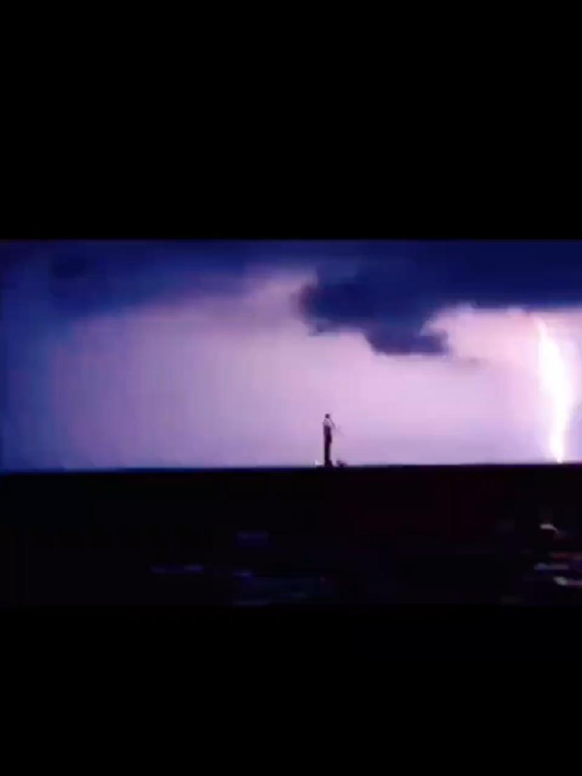 辽宁 营口 鲅鱼圈 鲅鱼公主 渡劫 鲅鱼公主雕像在狂风暴雨,周围雷电交加的照片火遍朋友圈,