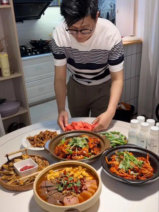 点菜点菜,早上吃什么呢?今天给孩子们做了烤串 还有大排面 还有老婆爱吃的小龙虾和毛血旺