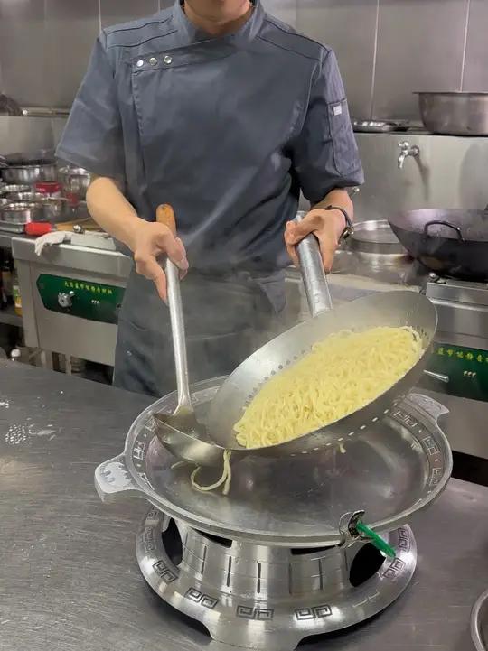 (枣庄辣子鸡)主料:取本地当年散养小公鸡一只(约1750克)辅料:本地薄皮辣椒(螺丝椒)1