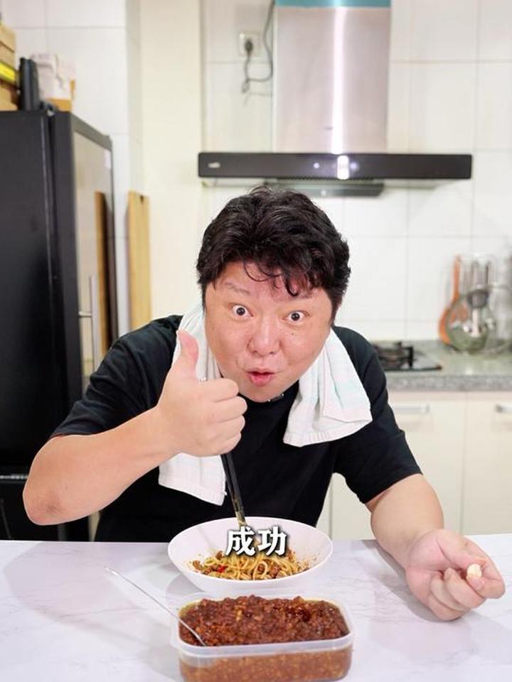 这碗咖喱炸酱面一口入魂,一起变成胖子