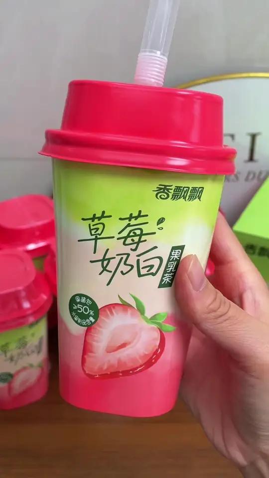 入冬的第一杯奶茶 是香飘飘新口味给的!现泡现喝,茶香+奶香+草莓果香!清爽丝滑微甜不腻巨好