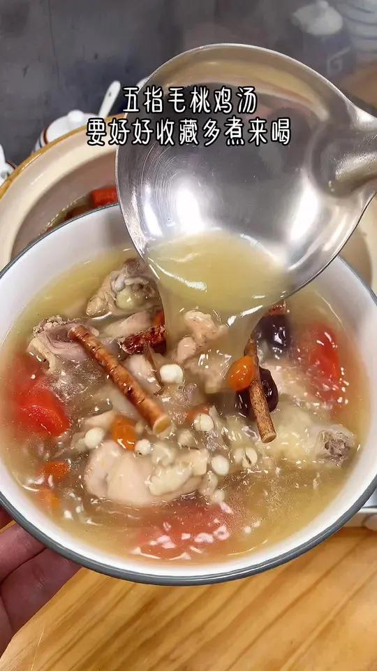家里有经常熬夜,整天累累的,这个五指毛桃茯苓鸡汤不妨试试,汤鲜味甜,而且还有特别浓的椰香味