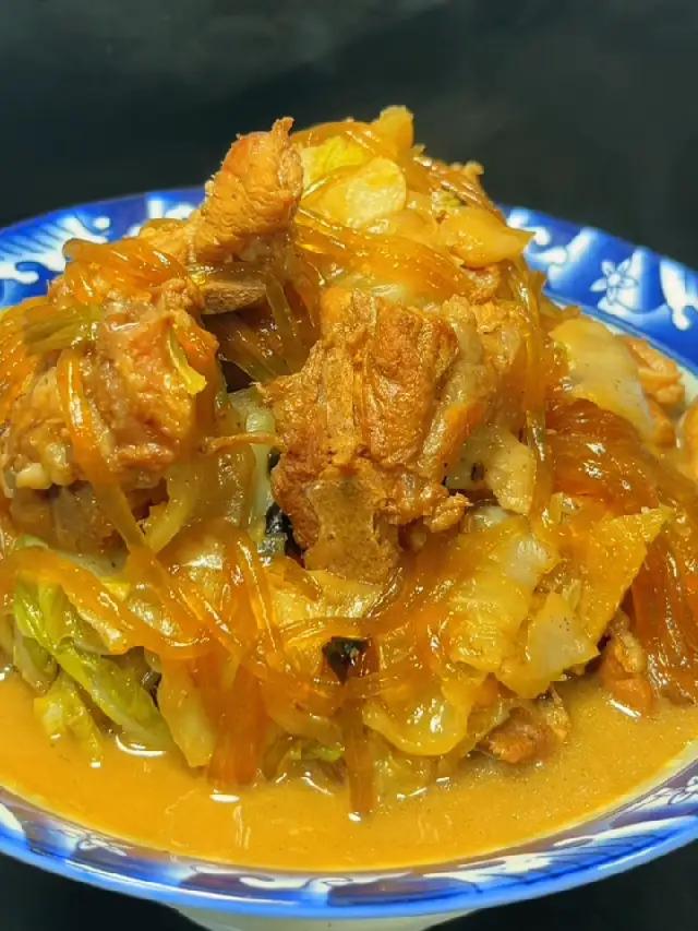 大骨头白菜粉条 大骨头白菜粉条!三伏天必吃的经典美食 大骨头炖白菜粉条 暑假美食 夏天一定