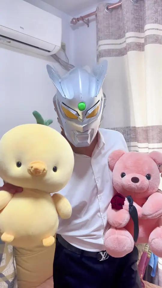 赛罗带着小鸭子跟小熊去给格丽乔过生日的路上被绿鱼头怪偷袭了！