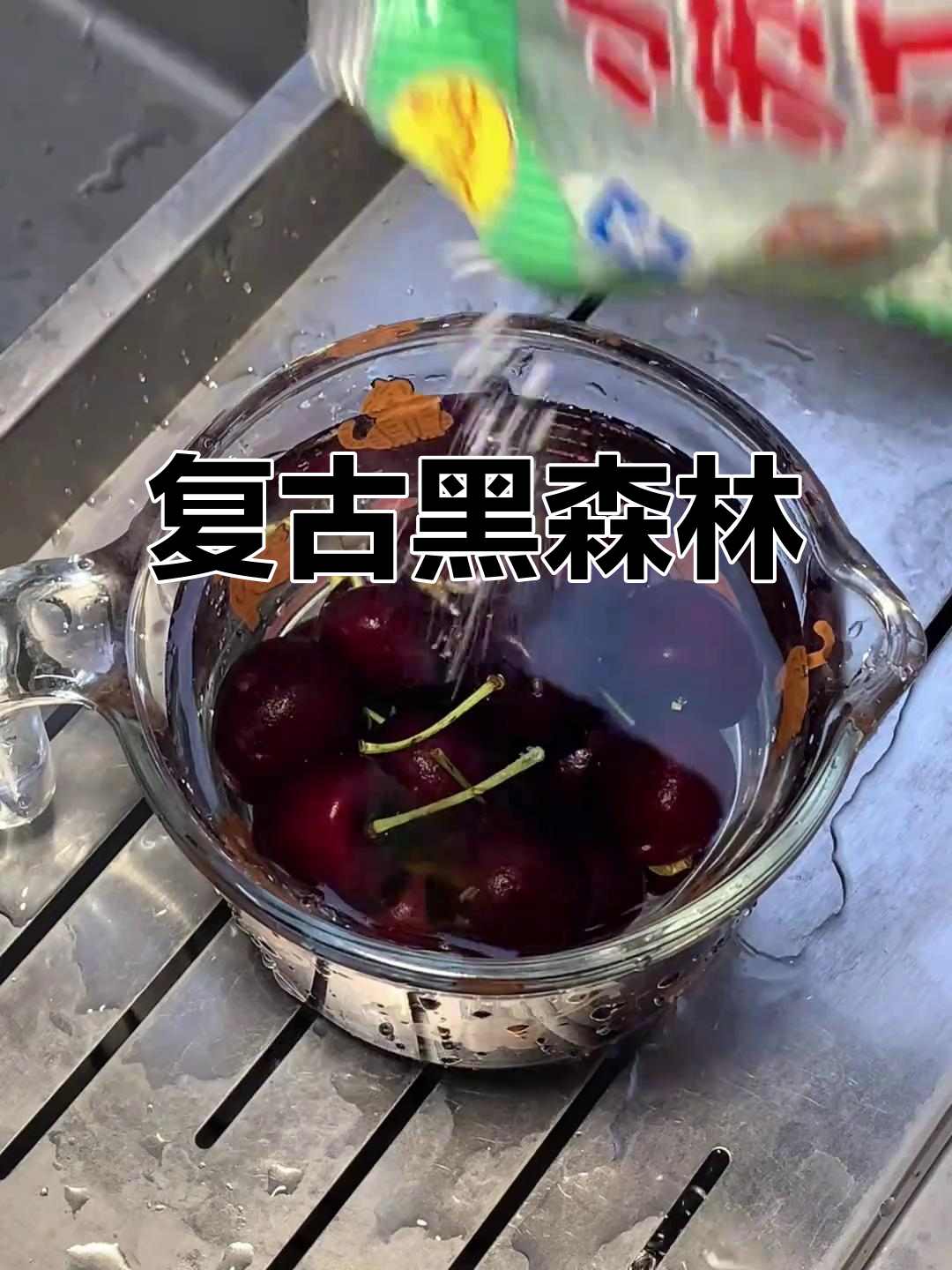 巧克力与樱桃的完美结合，复古蛋糕让人回味无穷